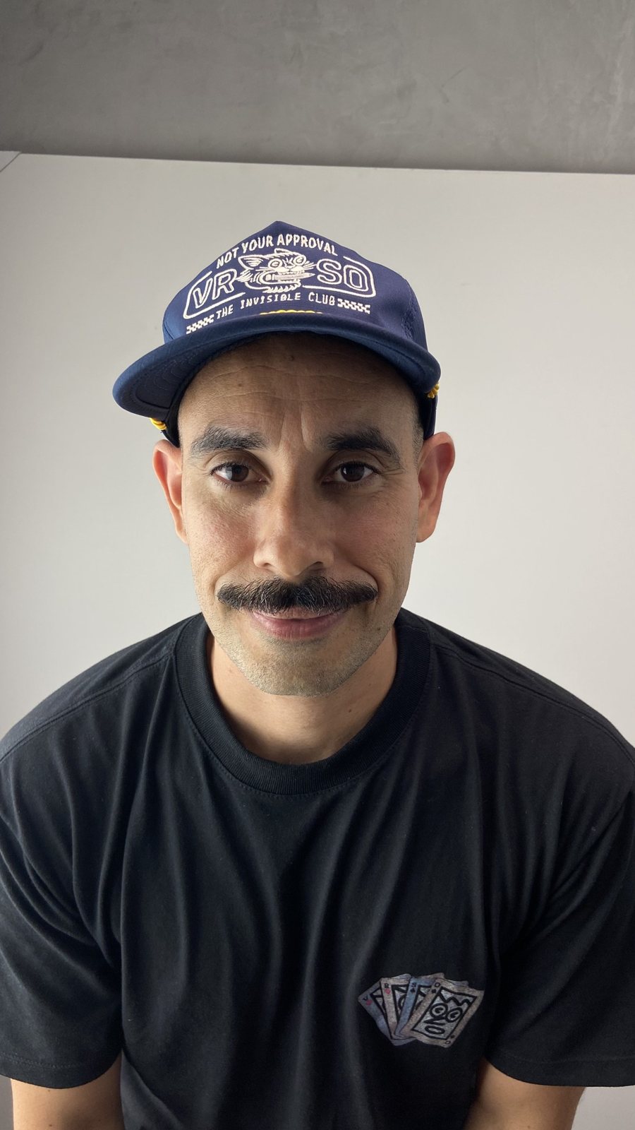 Ric Rodrigues de boné azul e camiseta preta